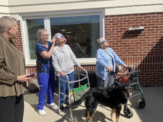 O cachorro trouxe alegria e companhia aos idosos (Foto: Reprodução/Facebook/Meadow Brook Medical Care Facility)