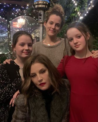 No livro, Lisa Marie Presley disse que as filhas, Riley, e as gêmeas Harper e Finley, foram fundamentais para que ela conseguisse seguir em frente (Foto: Reprodução/Instagram)