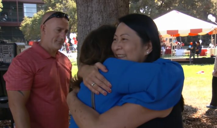 Vilma Wong reencontrou os pais de Brandon (Foto: Reprodução/YouTube/CBS)