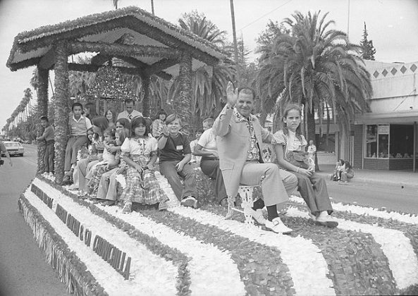 Vítimas do sequestro de Chowchilla em 1976, incluindo o motorista de ônibus Ed Ray, desfilam em um carro alegórico comemorando seu resgate (Foto: Reprodução/Wikimedia Commons)