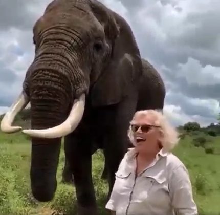 Ele escondeu o objeto como se estivesse comendo (Foto: Reprodução/Instagram)