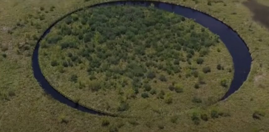 Nas proximidades, existe outra formação semelhante, embora não tão circular (Foto: Reprodução/YouTube)