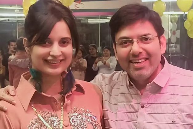 Um casal indiano, Rajeev Kumar Dubey e sua esposa, Rashmi Dubey, acumulou mais de R$ 23 milhões ao enganar idosos com a promessa de rejuvenescimento (Foto: Reprodução/ NDTV)