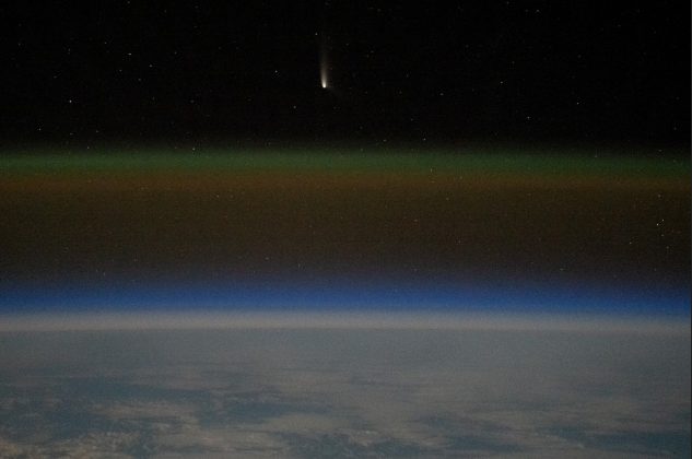 Cometa do século: saiba como observar o fenômeno que só passará pela Terra novamente daqui a 80 mil anos (Foto: Reprodução/ISS Crew Earth Observations Facility)