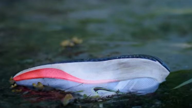 A descoberta inicial ocorreu na pacata praia de Botanical, no Canadá, quando um casal encontrou um tênis contendo restos humanos (Foto: Reprodução/Netflix)