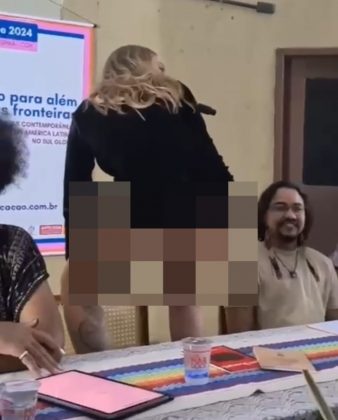 Durante a palestra, Tertuliana cantou uma música com versos provocativos e, em seguida, subiu na mesa e ergueu o vestido, exibindo os glúteos (Foto: Reprodução/Insatgram/@tertulianalustosa)