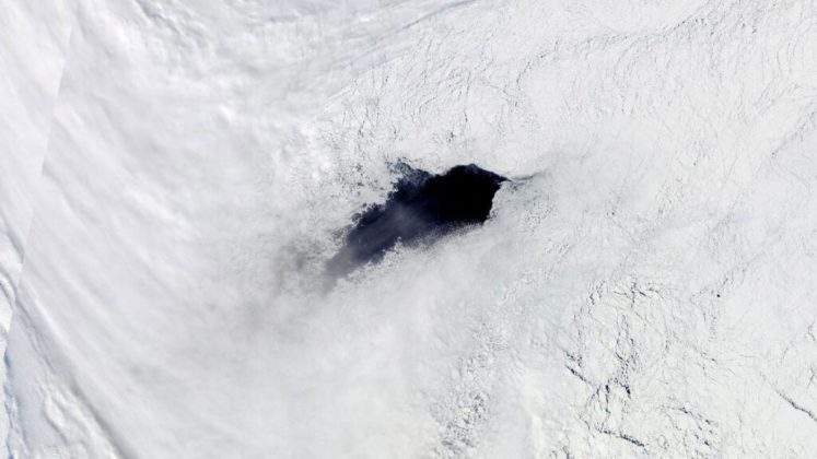 Em 2016, um buraco gigante se abriu no gelo marinho do Mar de Weddell, com uma área equivalente ao tamanho da Suíça (Fonte: Observatório da Terra da NASA/Divulgação)