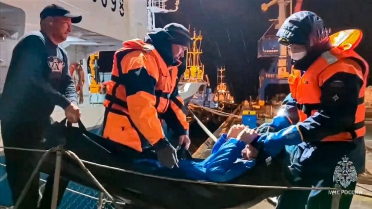 Mikhail Pichugin, de 46 anos, foi resgatado no Mar de Okhotsk após passar 67 dias à deriva (Foto: Reprodução/RU-RTR Russian Television)