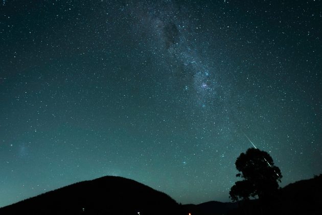 As Oriônidas impressionam com sua alta velocidade e brilho intenso (Foto: Pexels)