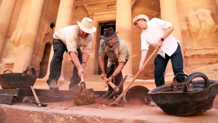 Durante escavações no Tesouro (Al Khazneh), os arqueólogos descobriram uma tumba oculta (Foto: Expedições Desconhecidas/Discovery Channel/Divulgação)