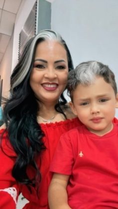 No caso, Fátima Gomes e seu filho, Théo, também possuem as mechas brancas típicas do piebaldismo (Foto: Reprodução/Instagram/@fatima.theo.gomes)