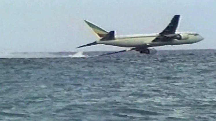 Em 23 de novembro de 1996, o avião Boeing 767 da Ethiopian Airlines foi sequestrado durante um voo (Foto: Reprodução/YouTube)