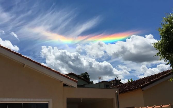 O fenômeno é uma manifestação da iridescência nas nuvens cirros, que são formadas por cristais de gelo em altitudes acima de 10 mil metros (Foto: Gabriel Vinicius da Silva Santos/G1)