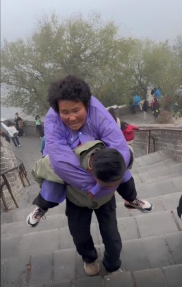 Xiao Ma, um homem de 31 anos, decidiu deixar tudo para trás para viajar pela China com sua mãe paralítica (Foto: Reprodução/Redes Sociais)