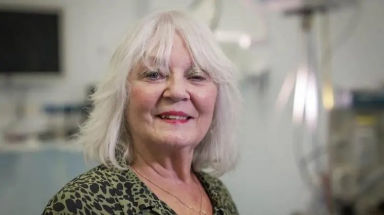 Doreen Adams, de 75 anos, passou por uma cirurgia inovadora na Escócia para remover um tumor cerebral (Foto: Divulgação/NHS Grampian)