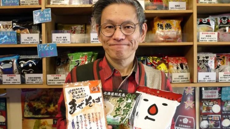 Sokusekisai Oyama é um homem japonês que construiu uma carreira lucrativa comendo macarrão instantâneo pelo menos uma vez por dia por mais de três décadas (Foto: Reprodução)