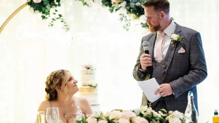 Charlotte e Dave começaram a trocar mensagens diariamente e, em 2022, acabaram se casando (Foto: Reprodução/BBC)