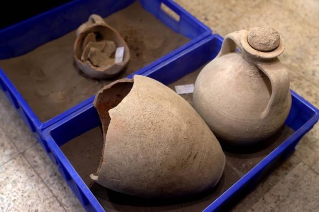 Arqueólogos encontram esqueletos de bebês sem cabeça em potes de barro na Turquia (Fonte: AA Photo/Divulgação) Esqueletos infantis dentro dos vasos de barro (Fonte: AA Photo/Divulgação)