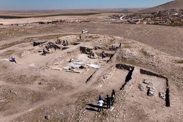 Os arqueólogos desenterraram os potes em sepulturas localizadas perto de um teatro romano (Fonte: AA Photo/Divulgação)