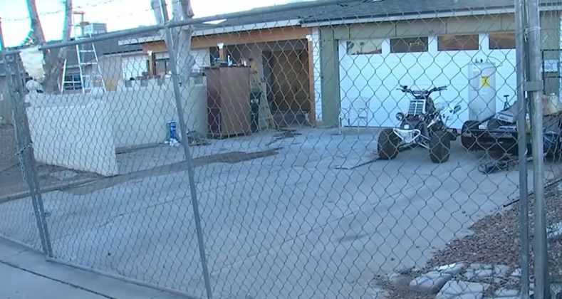 A polícia de Tempe recebeu uma denúncia online sobre a situação e foi até a casa na Dorsey Lane (Foto: Reprodução/YouTube/Família Arizona's)