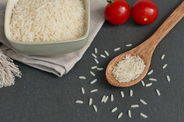 Apesar disso, lavar o arroz pode remover até 20% dos microplásticos e reduzir níveis de arsênio, um elemento tóxico (Foto: Pexels)