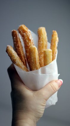 O churro frito espanhol, com chocolate, soma até 600 calorias. (Imagem: pixabay)