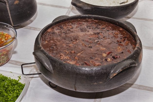 A feijoada brasileira pode ultrapassar 1.200 calorias. (Imagem: pixabay)