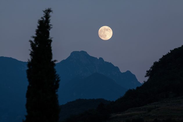 Durante o fenômeno, a Lua pode parecer até 14% maior e 30% mais brilhante do que o normal (Foto: Pixabay)