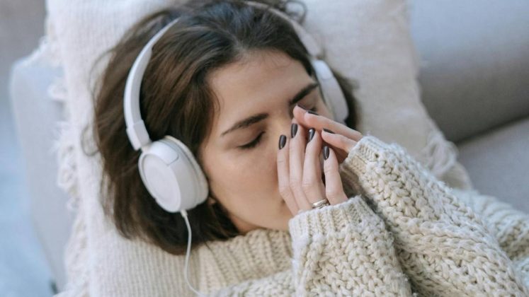 Qual o motivo de ouvirmos músicas tristes quando estamos na 'bad'? (Foto: Pexels)