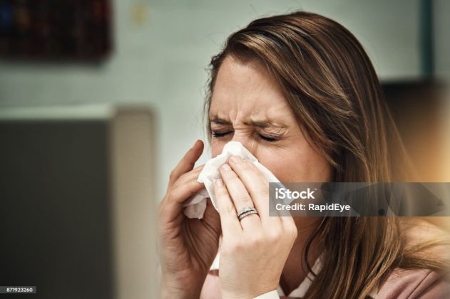 Todavia, um teste científico descobriu que uma bactéria pode viajar do nervo olfativo até o cérebro, onde pode gerar inflamação da doença de Alzheimer. (Foto: iStock)