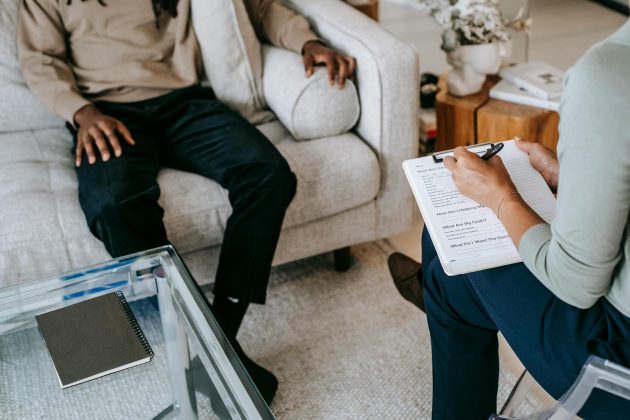 O transtorno, na verdade, apresenta uma variedade de sintomas, que se manifestam de maneira diferente entre adultos e crianças. (Foto: Pexels)