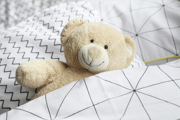 A prática dos pais de dormir com filhos na mesma cama pode ser um hábito na tentativa de poupar de possíveis trabalhos no decorrer da madrugada. (Foto: Pexels)