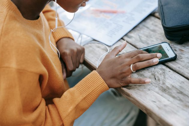 Podemos ouvir um bom som onde quer que a gente vá hoje em dia, seja em casa, no carro a caminho do trabalho, qualquer lugar. (Foto: Pexels)