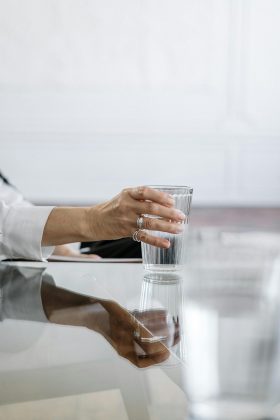 Água com gás ou sem gás? Essa é uma pergunta que costuma ser bastante feita em bares, restaurantes ou pelos vendedores ambulantes na rua. (Foto: Pexels)