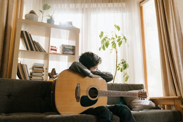 A tendência de ouvir músicas tristes quando se está na 'bad' provocou uma serie de estudos, que apontaram resultados. (Foto: Pexels)