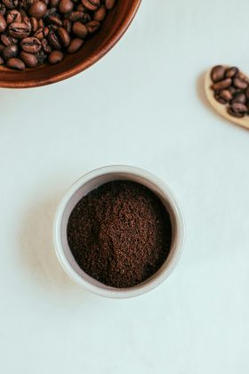 O pó de café que costuma ser utilizado diariamente pode servir de um grande estímulo para evitar problemas neurodegenerativos, como a demência. (Foto: Pexels)