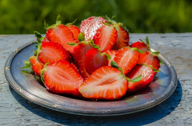 O consumo diário de morango pode ocasionar benefícios essenciais à saúde. (Foto: Pexels)