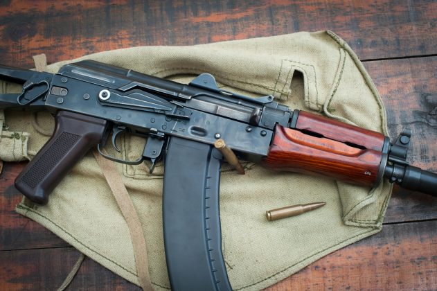 O nome da arma é uma combinação das iniciais do nome do fuzil, "Avtomat Kalashnikova", e o ano em que a arma começou a ser produzida, 1947. (Foto: Pixabay)