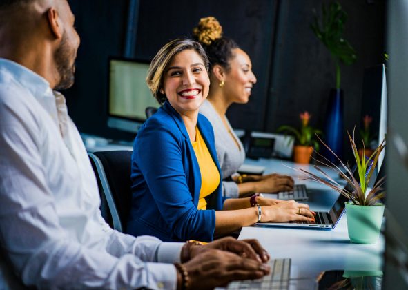 Sorriso falso pode ser benefício para nosso bem-estar? Descubra o segredo. (Foto: Pexels)