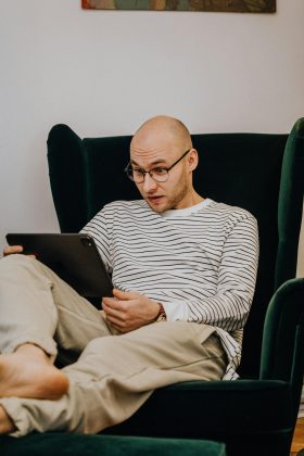 No entanto, segundo o estudo, a história para quem sofre de calvície, a situação é mais embaixo, visto que seria possível amolecer os folículos pilosos. (Foto: Pexels)