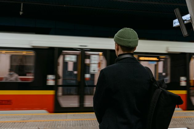 De acordo com estudos, o indivíduo que gosta de chegar cedo em todos os lugares tem um autocontrole gigantesco, o que o ajuda contra procrastinação e uma melhor administração do tempo. (Foto: Pexels)