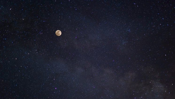 Os planetas possuem uma forma de esfera decorrente da gravidade que se atraia a uma matéria em direção ao seu núcleo. (Foto: Pexels)