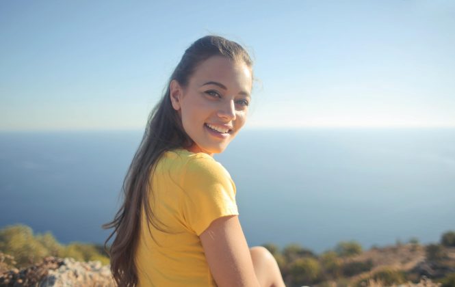 A sensação de felicidade aumentou após cada sorriso, mas o efeito foi maior nas tarefas de imitar a expressão facial do ator do que na tarefa da caneta na boca que foi solicitada. (Foto: Pexels)