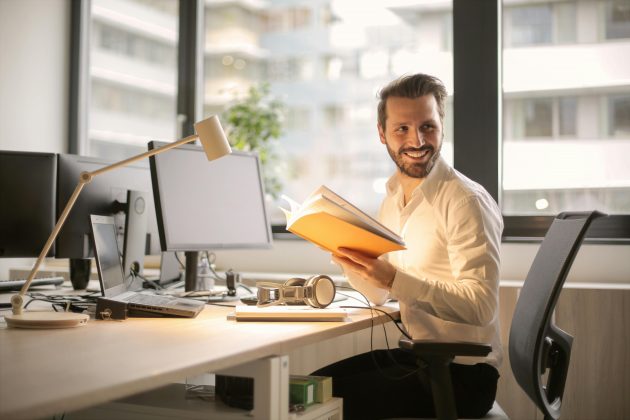 De acordo com os pesquisadores, fingir um sorriso pode influenciar nosso humor, visto que as pessoas acreditam que estão felizes enquanto sorriem ou porque sorrir ativa automaticamente processos biológicos associados à emoção. (Foto: Pexels)