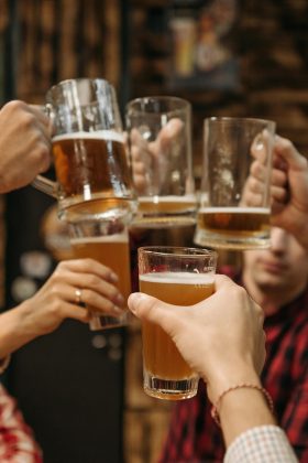 Cada aumento de um ponto no resultado do QI resulta em um aumento de 1,6% na probabilidade do examinando relatar consumo moderado ou pesado de bebida alcoólica em comparação à abstinência. (Foto: Pexels)