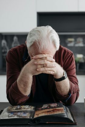 A equipe de pesquisadores desenvolveu uma abordagem que possui o potencial de recuperar a capacidade de memorização em pacientes afetados pela doença neurodegenerativa. (Foto: Pexels)