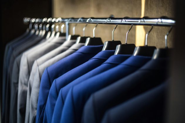 Saiba quais são as cores de roupa mais usadas por pessoas inseguras. (Foto: pexels)