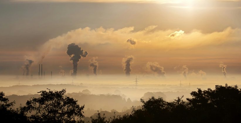 Os gases poluentes se acumulam na atmosfera terrestre e prendem parte do calor do Sol, o que ocasiona um aumento considerável na temperatura da Terra. (Foto: Pexels)