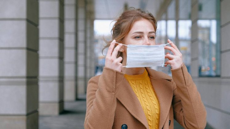 O uso de máscaras para a prevenção de vírus passou a ser descartada para pessoas bonitas, segundo um estudo. (Foto: Pexels)