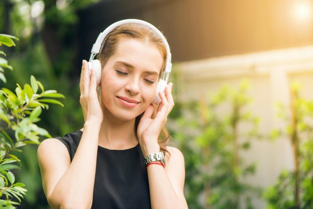 Ouvir a mesma música repetidas vezes pode revelar bastante a respeito da personalidade de uma pessoa. (Foto: Pexels)